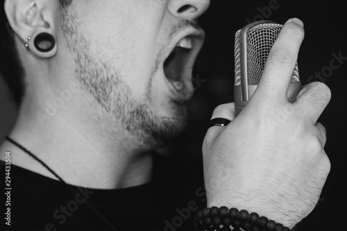Fotografie Man screaming on the microphone