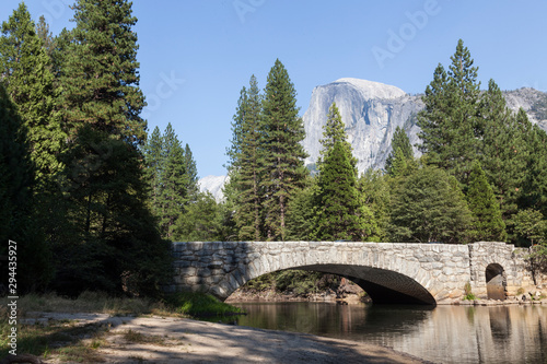 puente sobre río en Yosemite photo