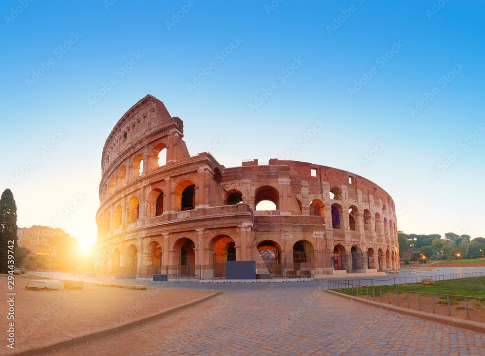 Fototapeta premium Koloseum w Rzymie na wschodzie słońca, zdjęcie panoramiczne