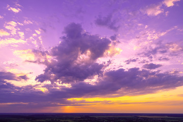 Sierkussen Paars Dramatische zonsondergang boven landelijk landschap  © vvvita
