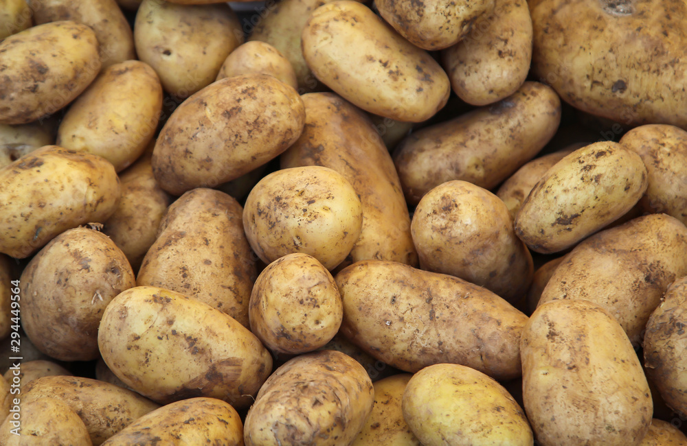 Jede Menge Kartoffeln die auf einem Markt angeboten werden Jede Menge Kartoffeln die auf einem Markt angeboten werden
