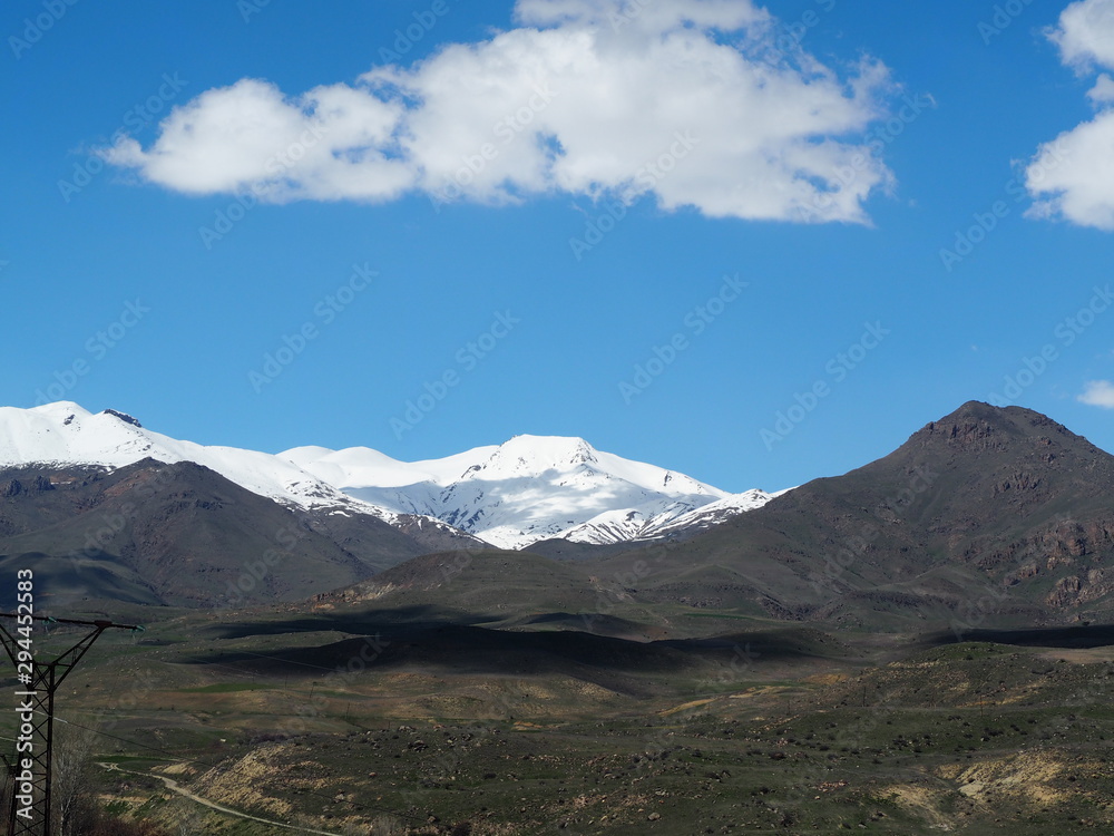 Obraz premium Beautiful snow covered mountain peaks under a clear blue sky in rural Armenia