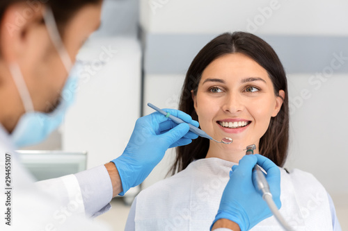 Canvas Print Smiling woman looking at dentist with trust