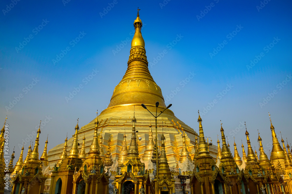 Fototapeta premium The Shwedagon Pagoda in Yangoon