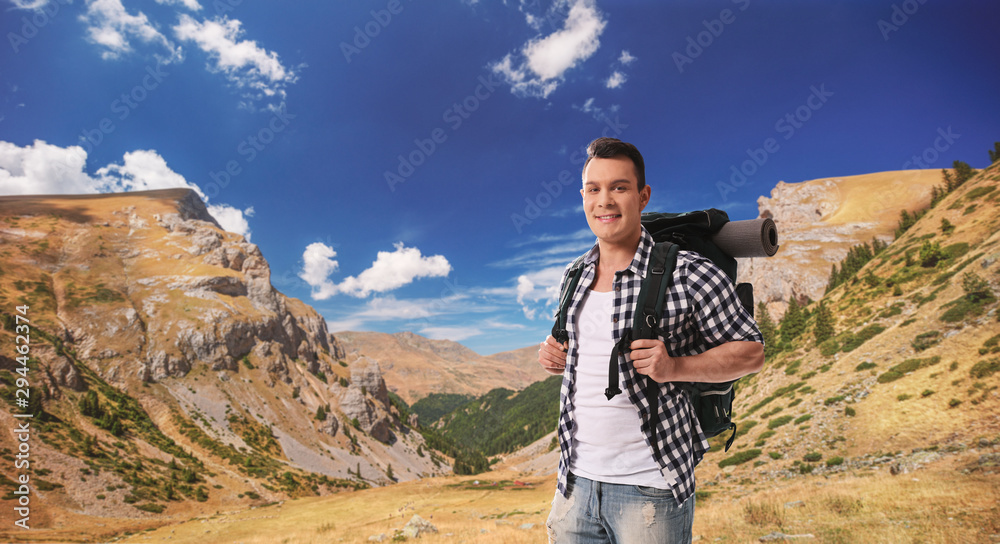 Naklejka premium Man with bacpack hiking on Sar mountains