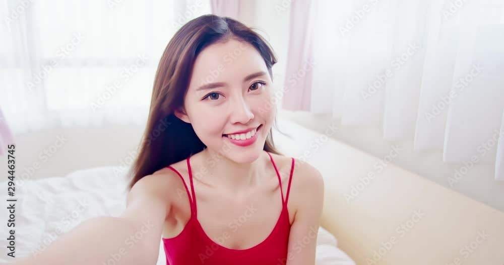 girl take slow motion selfie