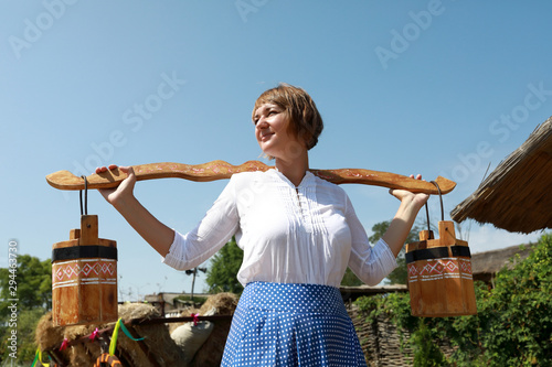 Fotografia Woman holding russian yoke with buckets