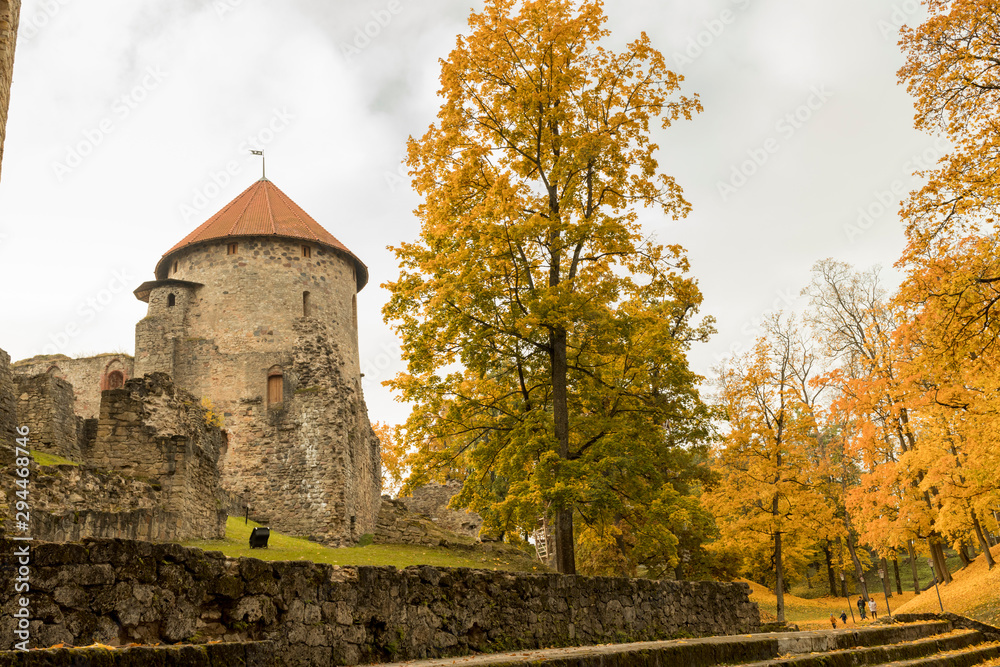 Obraz premium Autumn park with old castle ruins in Cesis town