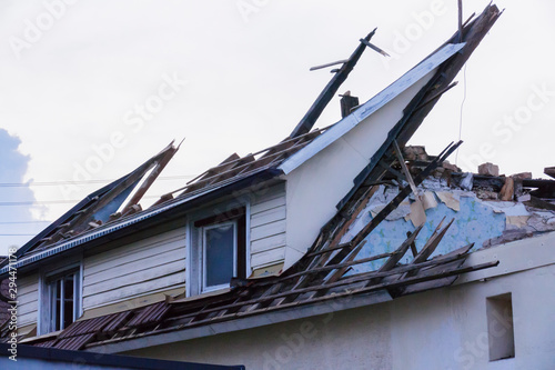 Altes Haus vom Sturm zerstört wird abgerissen photo