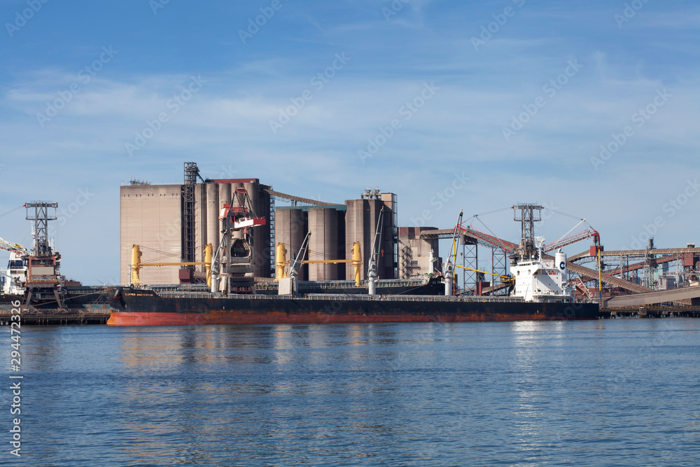 Naklejka premium Obszar przemysłowy w porcie w Rotterdamie w Holandii. port of rotterdam zuid holandia / holandia terminal produktów europoort / calandkanaal