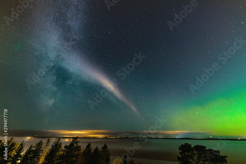 Bilde på lerret Weak Northern Lights on horizon and atmospheric phenomenon 'STEVE' crossing Milky Way