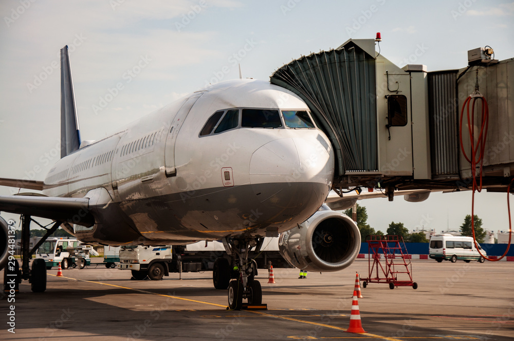 Obraz premium Teletrap connected to the aircraft. Telescopic ladder is connected to aircraft. airport engineering systems work. Boarding and disembarking passengers from an airplane. Sleeve is connected to aircraft