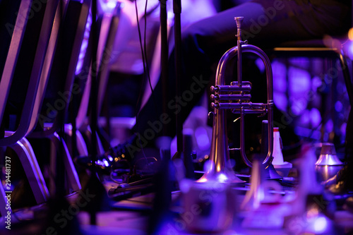 Fotografija A flugelhorn on a stand on stage surrounded by mutes