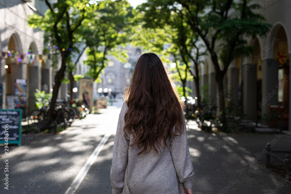 Fototapeta premium Frau in der Stadt Berlin beim Spazieren