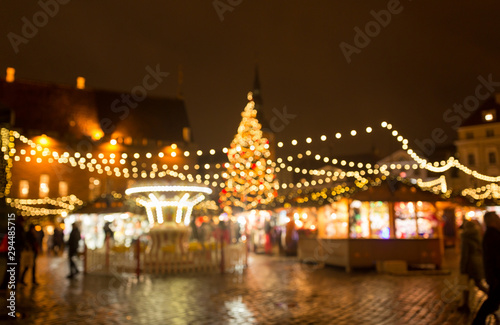 winter holidays and celebration concept - blurred christmas market in winter eve Fototapet