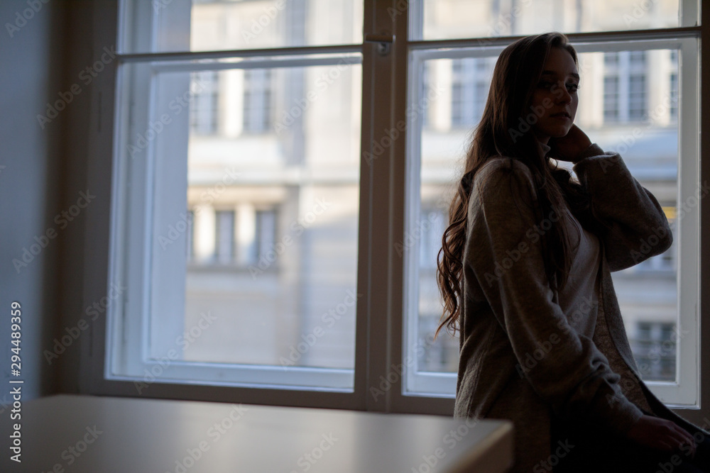Frau in der Stadt Berlin beim Spazieren Frau in der Stadt Berlin beim Spazieren