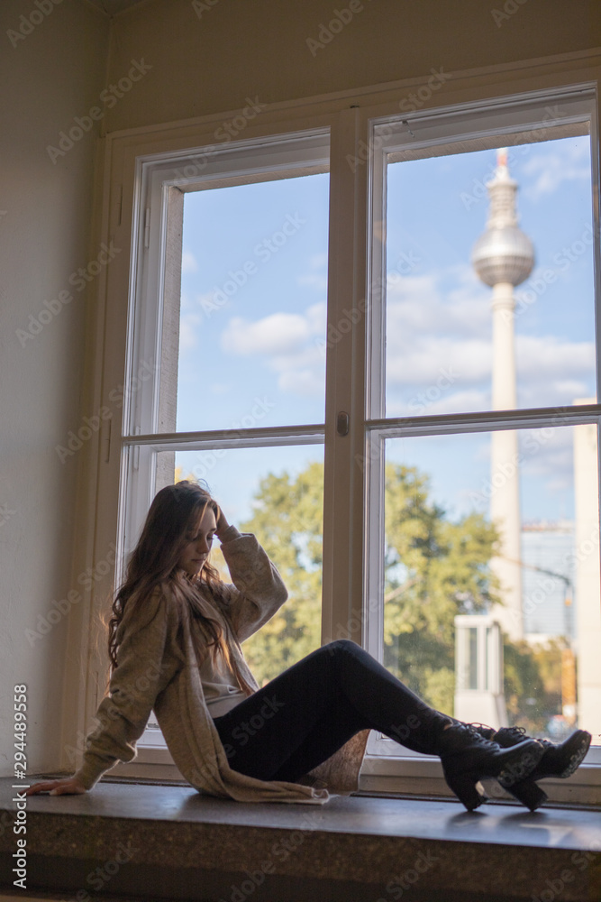 Frau in der Stadt Berlin beim Spazieren Frau in der Stadt Berlin beim Spazieren