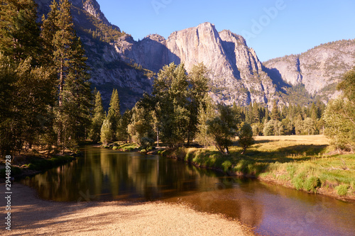 Fotografie Merced River is most well known for its swift and steep course through the south