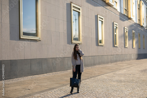 Frau in der Stadt Berlin beim Spazieren © TIGERRAW
