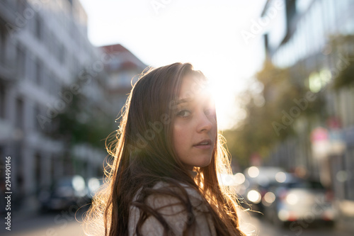 Frau in der Stadt Berlin beim Spazieren