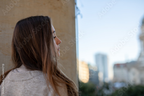 Frau in der Stadt Berlin beim Spazieren