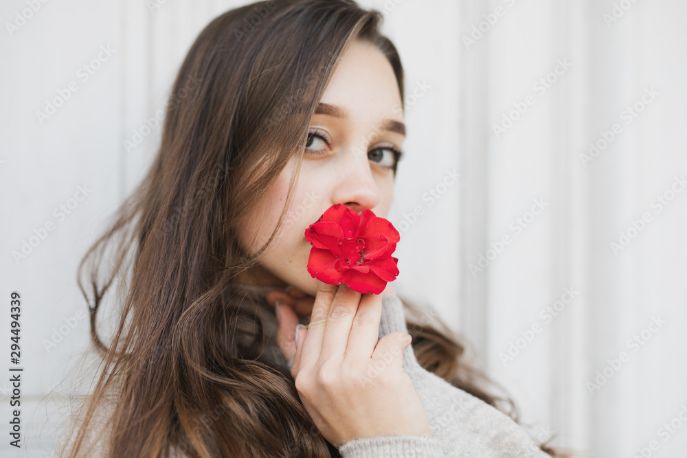 Frau in der Stadt Berlin beim Spazieren Frau in der Stadt Berlin beim Spazieren