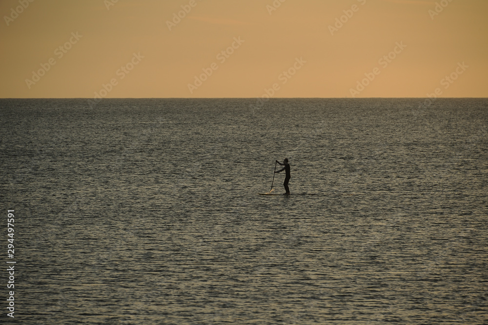 スタンドアップパドルサーフィン　夕暮れの海