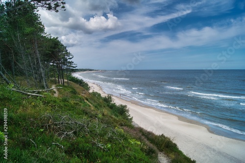 widok na klif bałtycki i piaszczystą plażę w okolicach Ustki, las sosnowy na wysokim brzegu photo