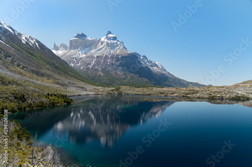 Montaña reflejada en el agua © AleixRMphoto