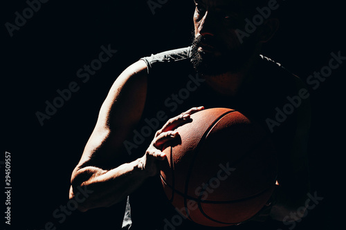 Dramatic portrait of basketball player over dark background © kleberpicui