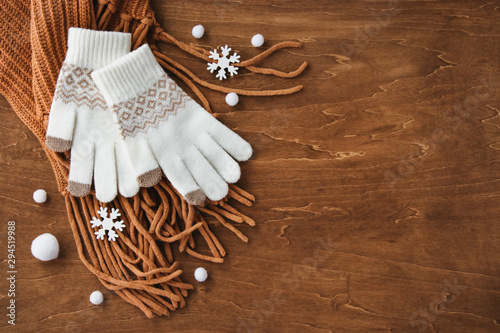 木目背景に手袋とマフラー。冬支度と雪 photo