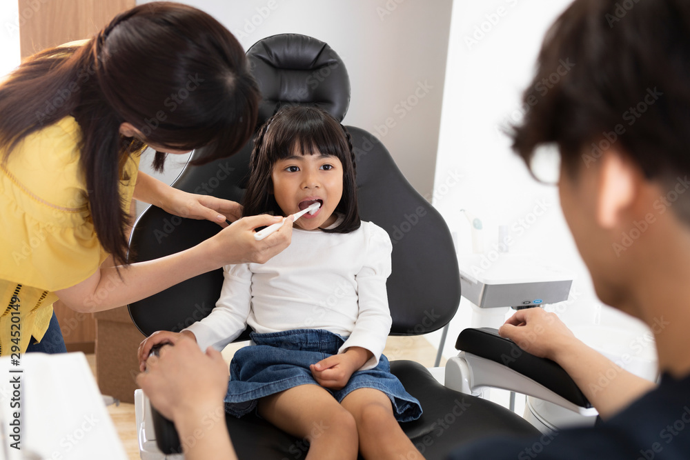歯磨きをしてもらう女の子 歯磨きをしてもらう女の子