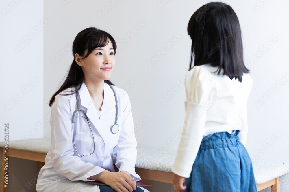 先生と会話をする女の子