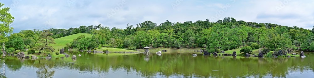 新緑に包まれた日本庭園のパノラマ情景 新緑に包まれた日本庭園のパノラマ情景