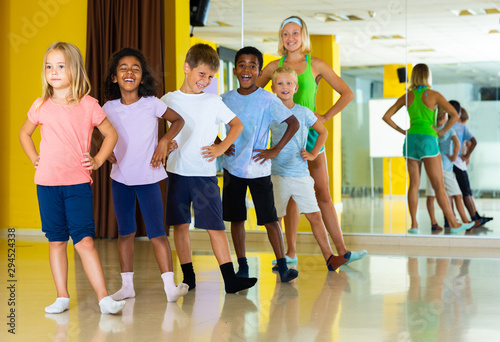 Fototapeta Naklejka Na Ścianę i Meble -  Positive little boys and beautiful girls having dancing class
