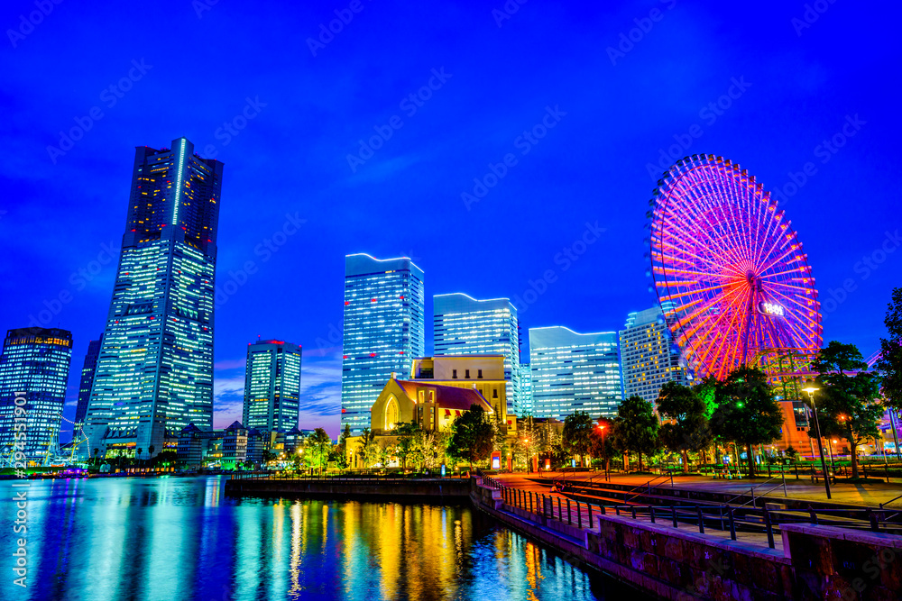 Naklejka premium 横浜の都市風景と観覧車 神奈川県