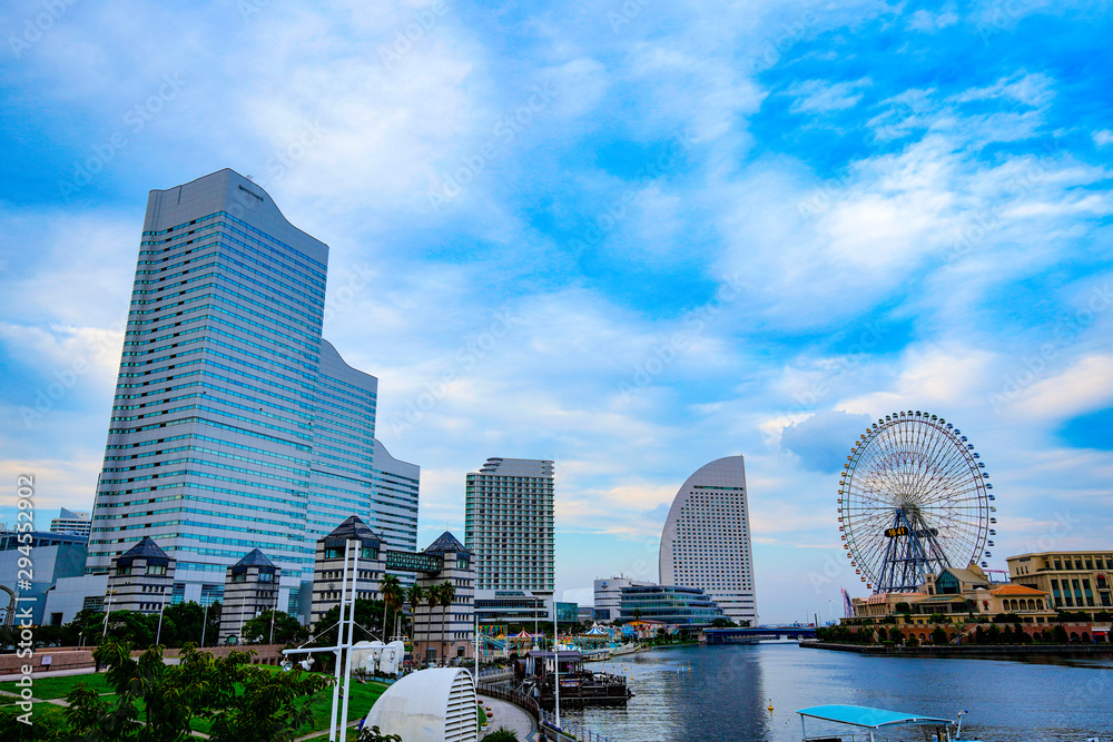 Naklejka premium 横浜の都市風景と観覧車 神奈川県