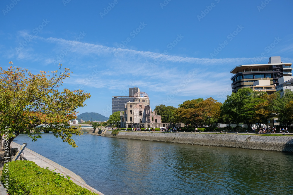 Fototapeta premium 平和記念公園から見える元安川と原爆ドーム