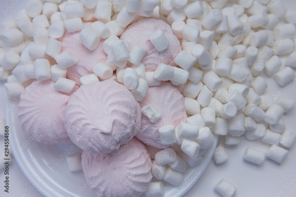 Obraz premium still life of pink and white marshmallow