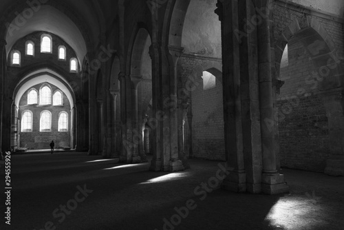 Des arcs voutés dans une église. Arcs boutant dans une cathédrale. Une vieille abbaye.