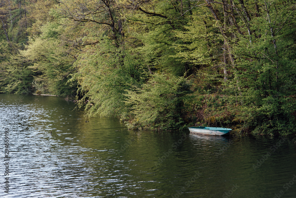 une barque au bord de l'eau. Une embarcation au bord de l'eau.