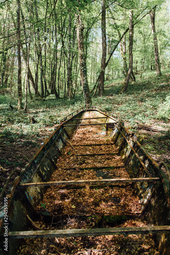 vieille barque abandonnée dans les bois et la forêt © david
