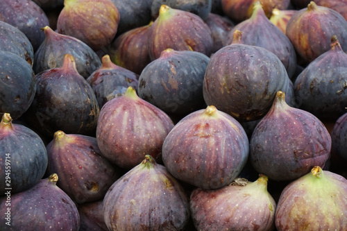 Heap of fresh purple figs