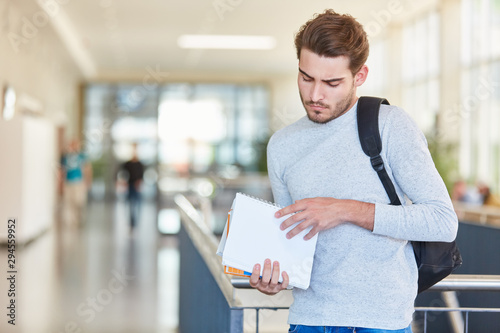 Student kontrolliert seine Unterlagen