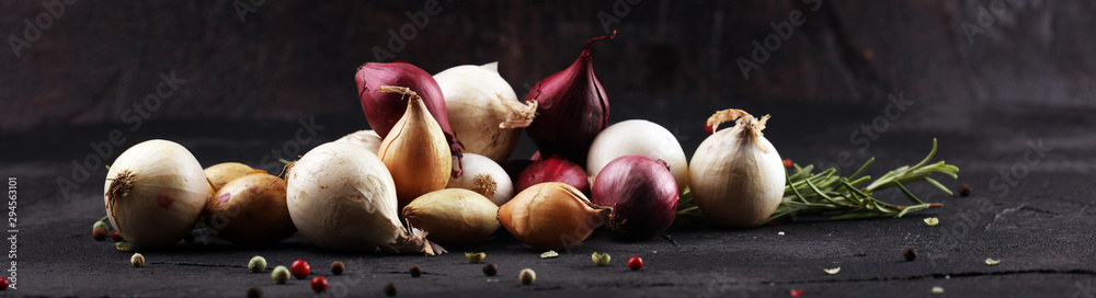 different onions on rustic table - obrazy, fototapety, plakaty 