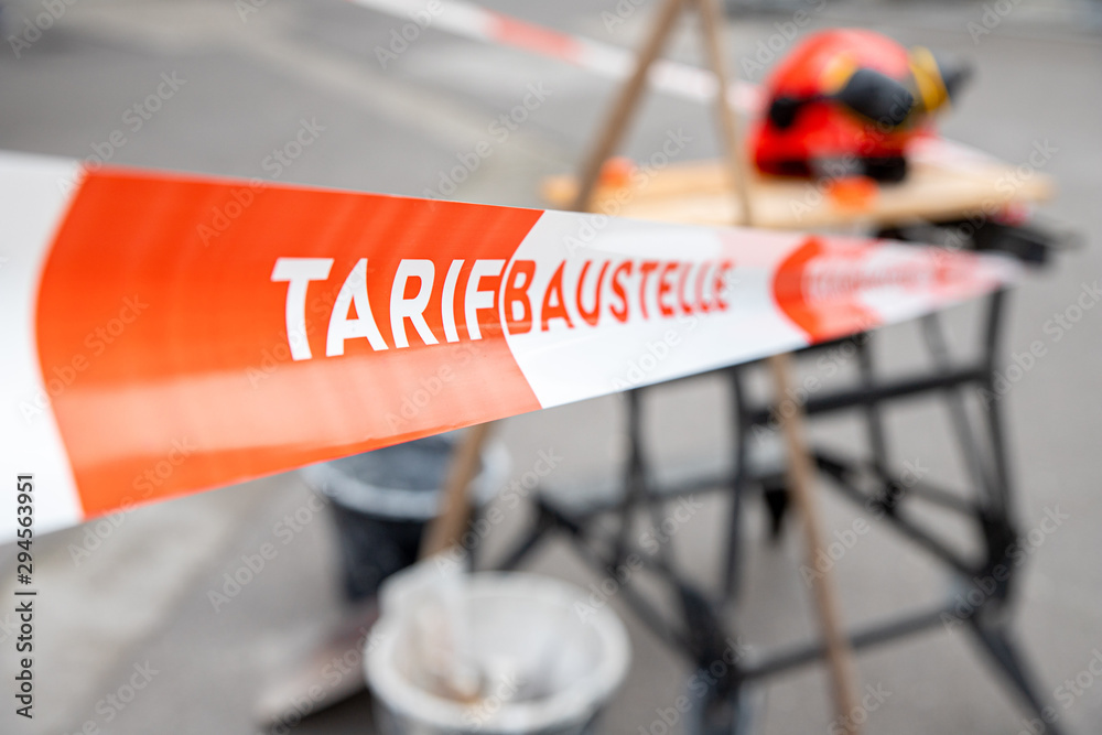 Fototapeta premium Tarifbaustelle als Schriftzug auf einem Sperrband.