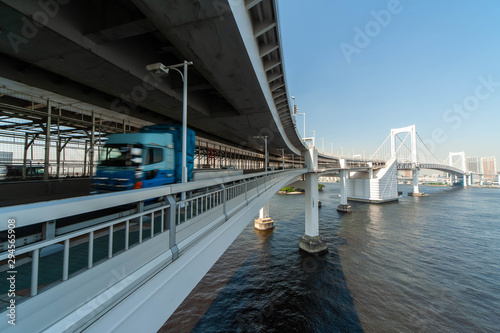 トラックが通行している東京湾の巨大なつり橋