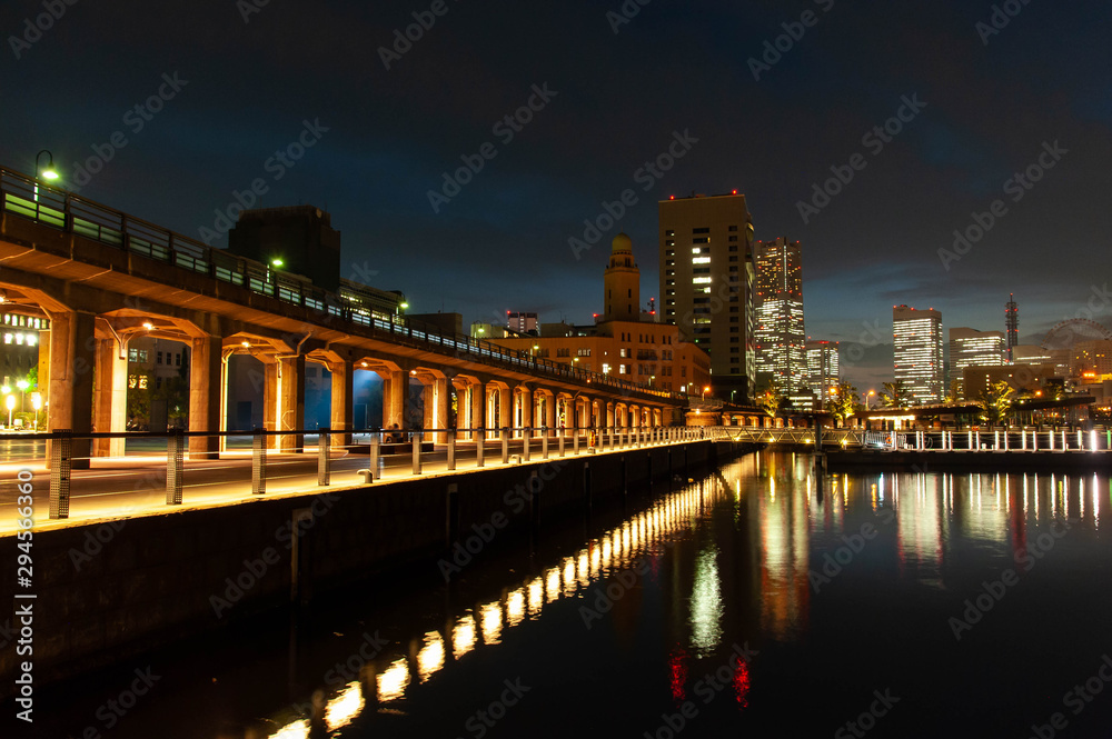 Fototapeta premium オレンジ色の照明が点灯した夕暮れの横浜港