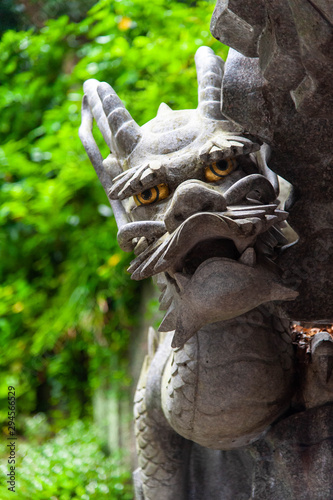 目が光っているように見える龍の石像 © sigmaphoto