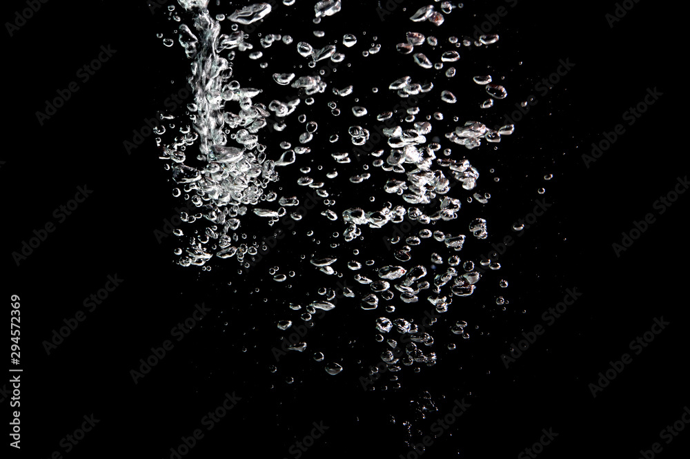 Obraz premium water splash with bubbles of air, isolated on a black background.